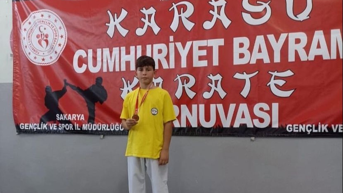 7F sınıfımızdan Ahmet Emin Uzunoğlu Karasu Karate yarışmasında birinci olmuştur.